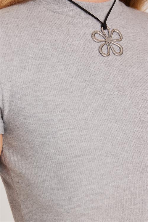 Kadın Slim Fit Dar Kesim Yarım Balıkçı Yaka Kısa Kollu Gri Bluz