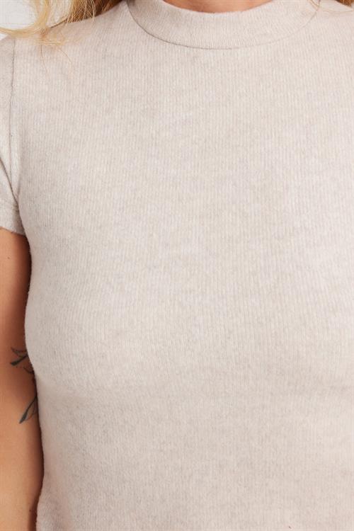 Kadın Slim Fit Dar Kesim Yarım Balıkçı Yaka Kısa Kollu Bej Bluz