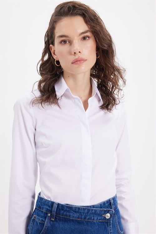 Kadın Slim Fit Non-Iron Pamuklu Vücuda Oturan Ütü Gerektirmez Pensli Beyaz Gömlek