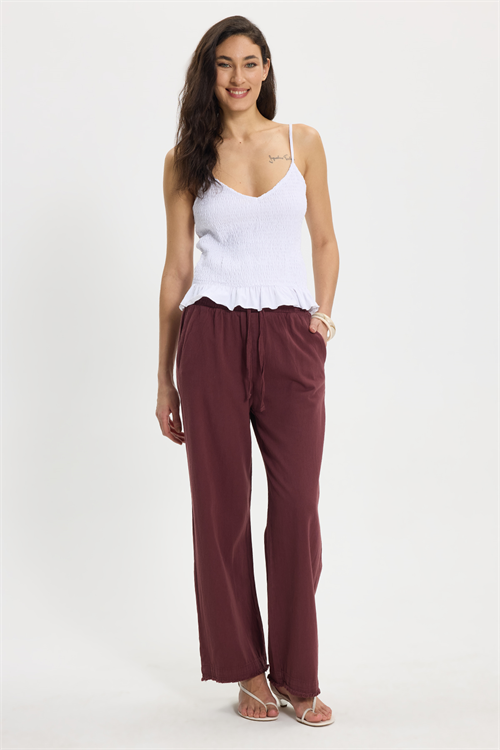 Kadın Slim Fit Dar Kesim %100 Pamuk Askılı  Büzgülü V Yaka Beyaz Bluz