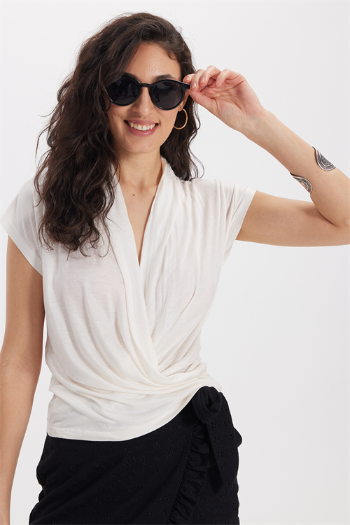 Kadın Slim Fit Dar Kesim %100 Pamuk Degaje Yaka Kısa Kollu Ekru Bluz