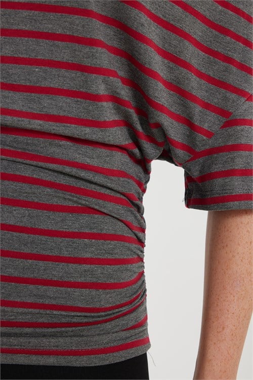 Kadın Regular Fit Klasik Kesim Asimetrik Yaka Yarasa Kol Çizgili Likralı Bordo Viskon Crop Bluz