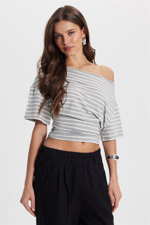 Kadın Regular Fit Klasik Kesim Asimetrik Yaka Çizgili Likralı Gri Viskon Crop Bluz