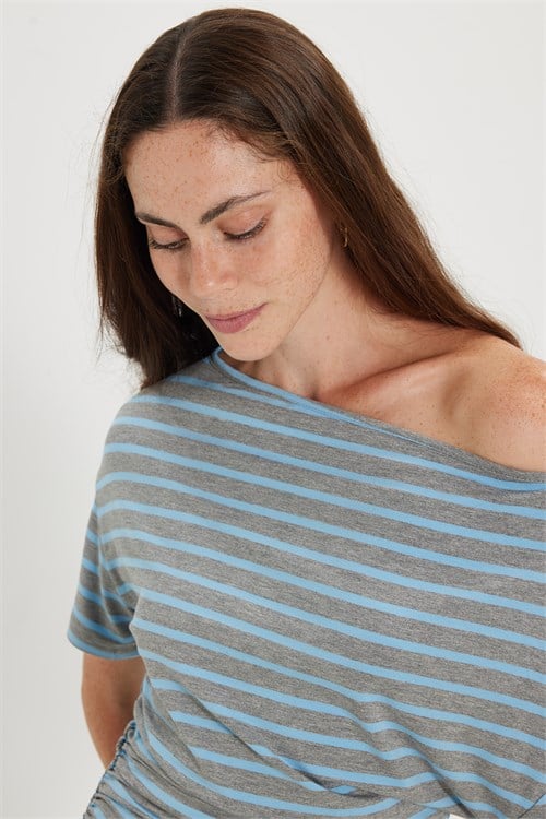 Kadın Regular Fit Klasik Kesim Asimetrik Yaka Yarasa Kol Çizgili Likralı Mavi Viskon Crop Bluz