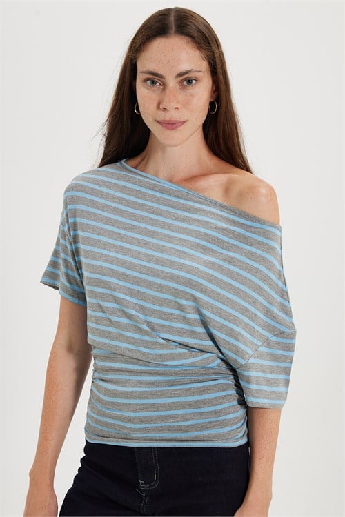 Kadın Regular Fit Klasik Kesim Asimetrik Yaka Yarasa Kol Çizgili Likralı Mavi Viskon Crop Bluz