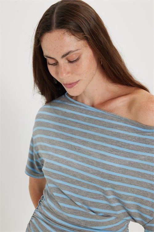 Kadın Regular Fit Klasik Kesim Asimetrik Yaka Yarasa Kol Çizgili Likralı Mavi Viskon Crop Bluz