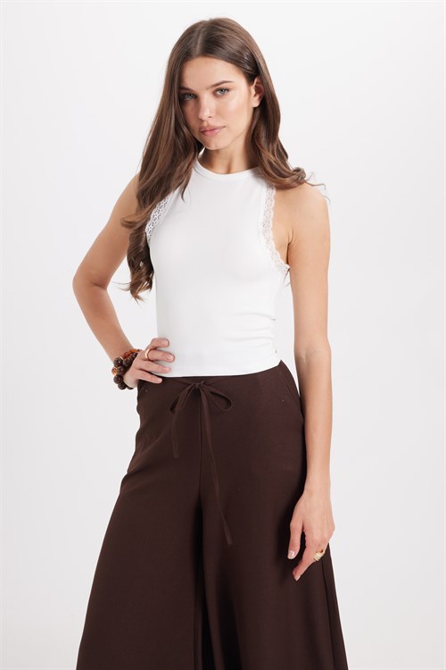 Kadın Slim Fit Dar Kesim Halter Yaka Kolsuz Dantel Detaylı Ekru Atlet Bluz