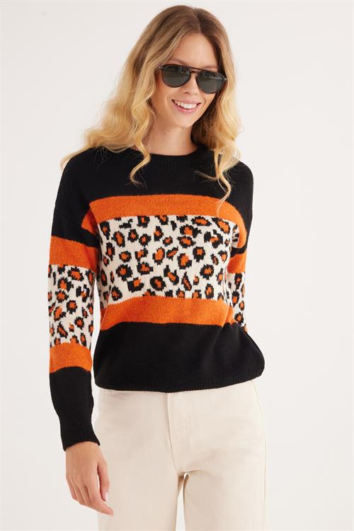 Kadın Slim Fit Dar Kesim Bisiklet Yaka Leopar Desenli Siyah Kazak