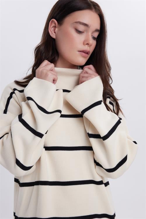 Kadın Oversize Geniş Kesim Yarım Balıkçı Yaka Çizgili Beyaz Kazak