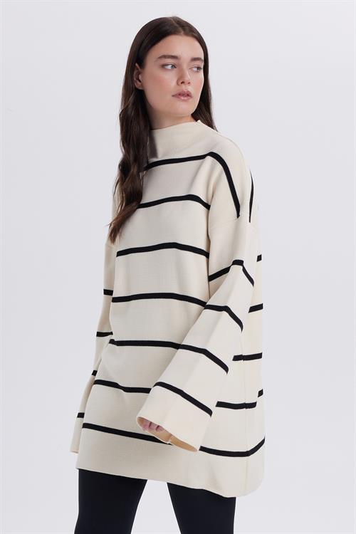 Kadın Oversize Geniş Kesim Yarım Balıkçı Yaka Çizgili Beyaz Kazak