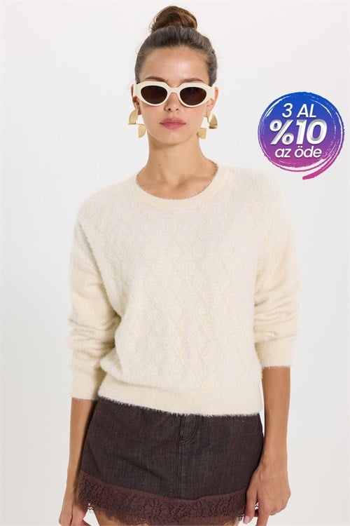 Kadın Slim Fit Dar Kesim Bisiklet Yaka Yumuşak Dokulu Baklava Desenli Beyaz Crop Triko Kazak