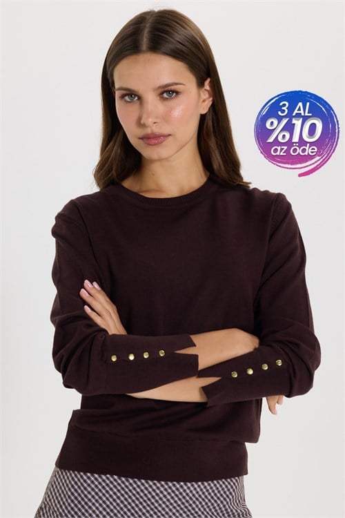 Kadın Slim Fit Dar Kesim Bisiklet Yaka Kol Manşet Yırtmaçlı Gold Düğme Detay Kahverengi Triko Kazak