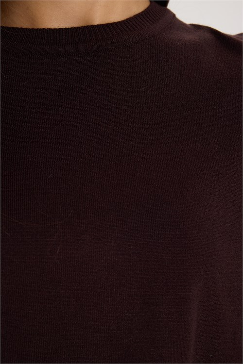 Kadın Slim Fit Dar Kesim Bisiklet Yaka Kol Manşet Yırtmaçlı Gold Düğme Detay Kahverengi Triko Kazak