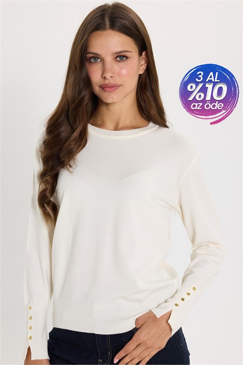 Kadın Slim Fit Dar Kesim Bisiklet Yaka Kol Manşeti Yırtmaçlı Gold Düğme Detaylı Krem Triko Kazak