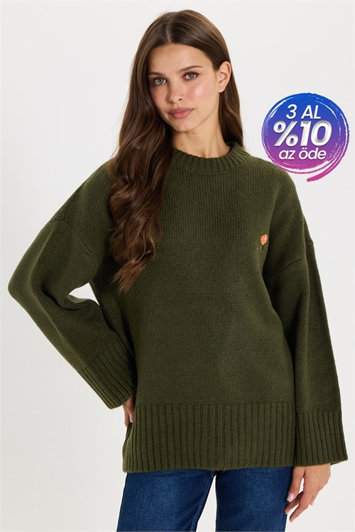 Kadın Oversize Geniş Kesim Bisiklet Yaka Düşük Omuzlu Nakışlı Göğsü Çiçek İşlemeli Haki Triko Kazak