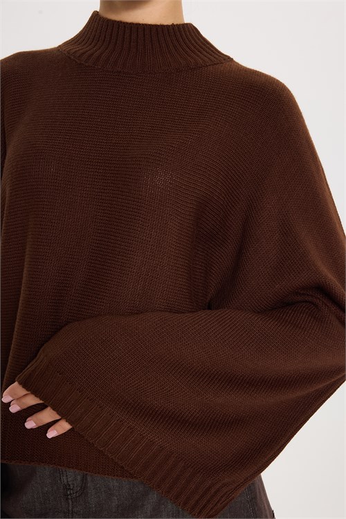 Kadın Oversize Geniş Kesim Yarım Balıkçı Yaka Yarasa Kol Dökümlü Ribanalı Kahverengi Triko Kazak