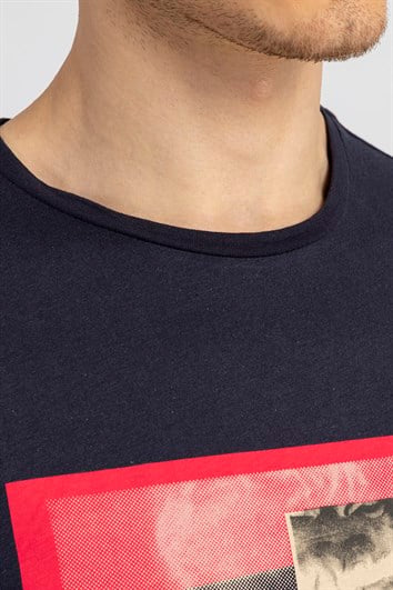 Erkek Slim Fit Dar Kesim %100 Pamuk Yumuşak Dokulu Baskılı Lacivert Bisiklet Yaka Tişört