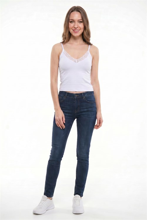 Kadın Slim Fit Dar Kesim  Kolsuz V Yaka Dantel Detaylı Pamuklu Likralı Beyaz Crop
