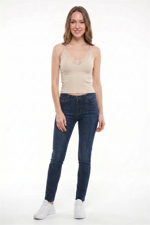 Kadın Slim Fit Dar Kesim Kolsuz V Yaka Dantel Detaylı Pamuklu Likralı Bej Crop