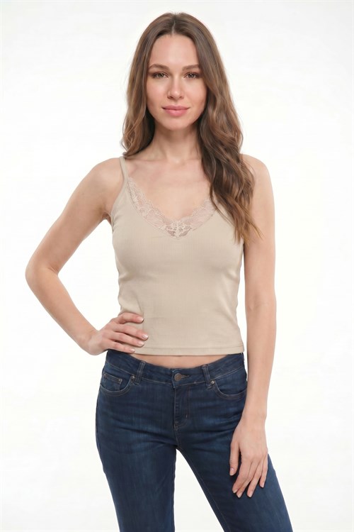 Kadın Slim Fit Dar Kesim Kolsuz V Yaka Dantel Detaylı Pamuklu Likralı Bej Crop