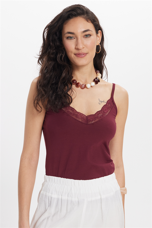 Kadın Slim Fit Dar Kesim  Kolsuz V Yaka Dantel Detaylı Pamuklu Likralı Bordo Crop