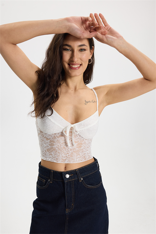 Kadın Slim Fit Dar Kesim İnce Askılı Dantel Detaylı Beyaz Crop
