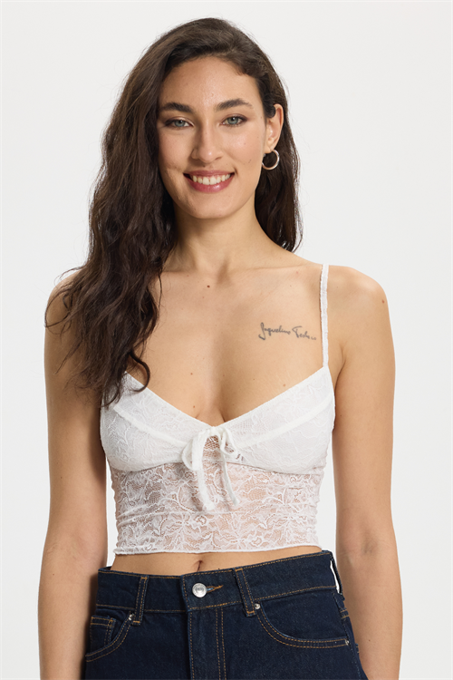 Kadın Slim Fit Dar Kesim İnce Askılı Dantel Detaylı Beyaz Crop