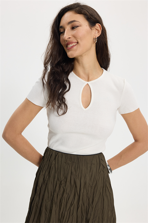 Kadın Slim Fit Dar Kesim %100 Pamuk Bisiklet Yaka Kısa Kol Ekru Crop