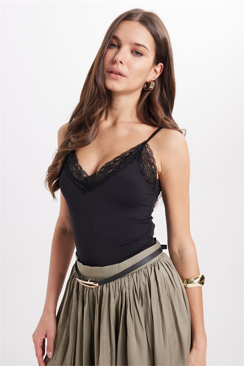 Kadın Slim Fit Dar Kesim İnce Askılı Dantel Detaylı Likralı Siyah Crop Atlet