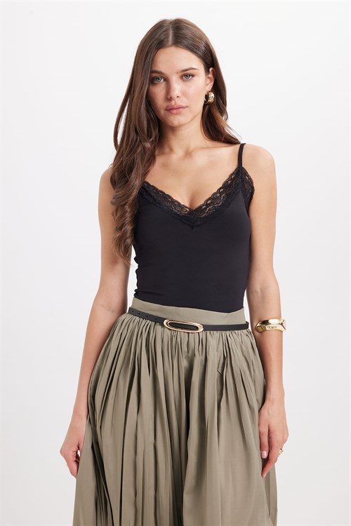 Kadın Slim Fit Dar Kesim İnce Askılı Dantel Detaylı Likralı Siyah Crop Atlet