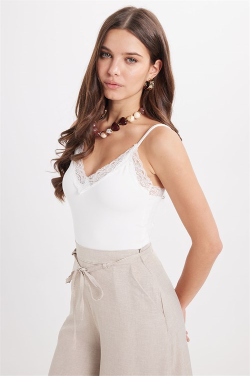 Kadın Slim Fit Dar Kesim İnce Askılı Dantel Detaylı Likralı Ekru Crop Atlet