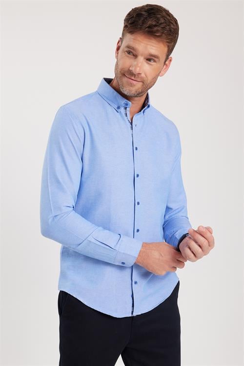 Erkek Slim Fit Dar Kesim Uzun Kollu Pamuklu Oxford Doku Kolay Ütülenebilir Mavi Düğmeli Yaka Gömlek