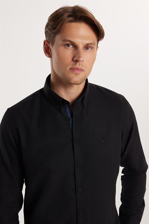 Erkek Slim Fit Dar Kesim Uzun Kollu Pamuklu Oxford Doku Kolay Ütülenebilir Siyah Düğmeli Yaka Gömlek