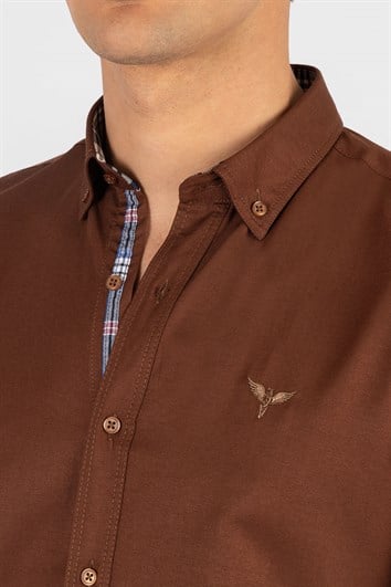 Erkek Slim Fit Dar Kesim Uzun Kollu Pamuklu Oxford Doku Kahverengi Düğmeli Yaka Gömlek