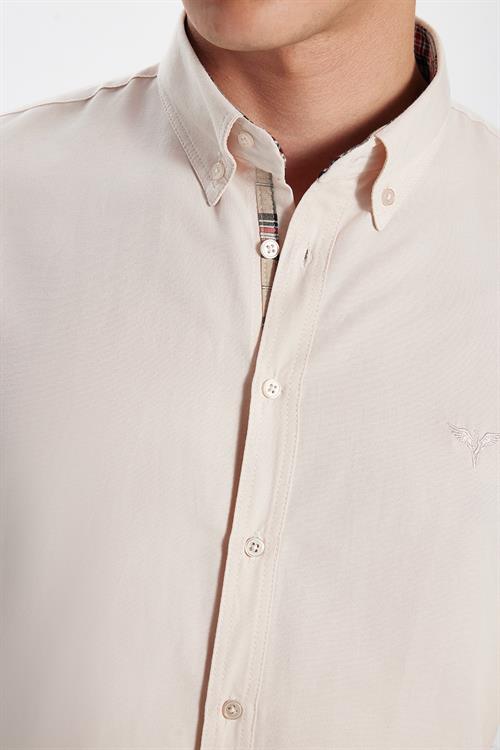 Erkek Slim Fit Dar Kesim Uzun Kollu Pamuklu Oxford Doku Kolay Ütülenebilir Bej Düğmeli Yaka Gömlek