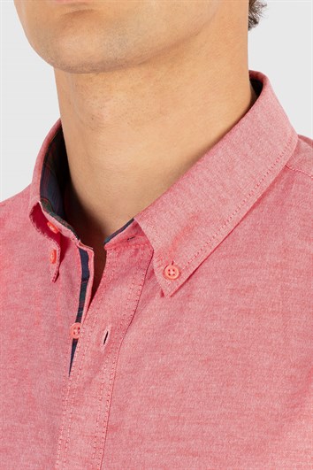 Erkek Slim Fit Dar Kesim Kısa Kollu Pamuklu Oxford Doku Kırmızı Düğmeli Yaka Gömlek