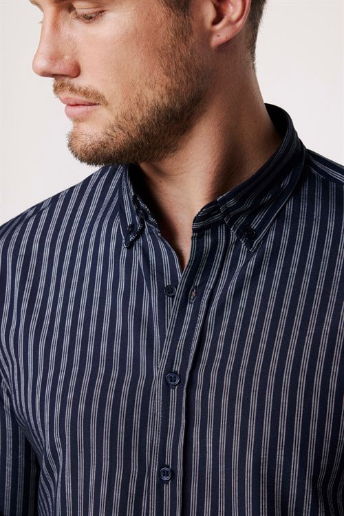 Erkek Slim Fit Dar Kesim Uzun Kollu Pamuklu Kolay Ütü Çizgili Lacivert Düğmeli Yaka Gömlek
