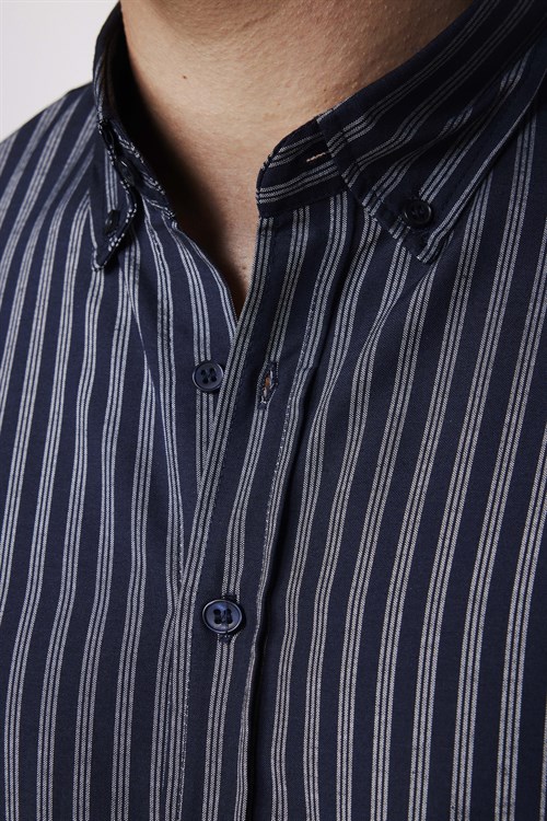 Erkek Slim Fit Dar Kesim Uzun Kollu Pamuklu Kolay Ütü Çizgili Lacivert Düğmeli Yaka Gömlek