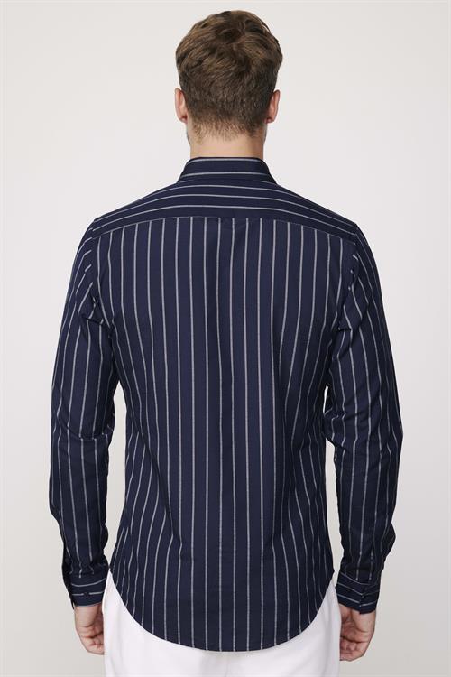Erkek Slim Fit Dar Kesim Uzun Kollu Pamuklu Kolay Ütü Çizgili Lacivert Düğmeli Yaka Gömlek