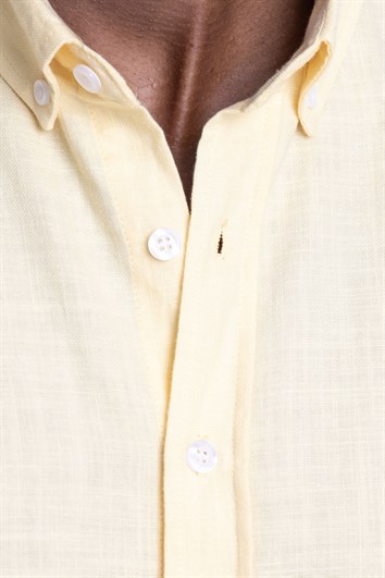 Erkek Slim Fit Dar Kesim %100 Pamuk Keten Doku Düğmeli Yaka Sarı Gömlek