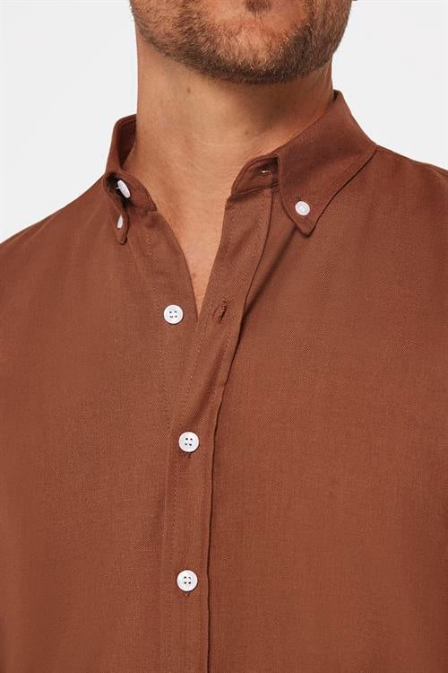 Erkek Slim Fit Dar Kesim %100 Pamuk Keten Doku Düğmeli Yaka Kahverengi Gömlek