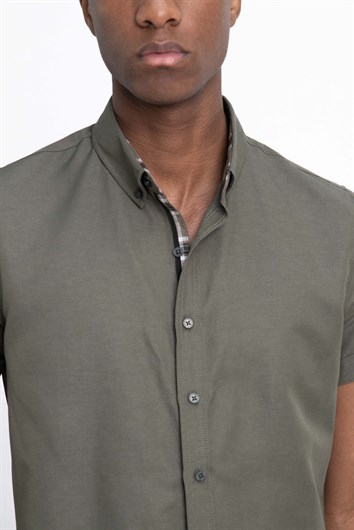 Erkek Slim Fit Dar Kesim Kısa Kollu Pamuklu Oxford Doku Kolay Ütülenebilir Haki Düğmeli Yaka Gömlek
