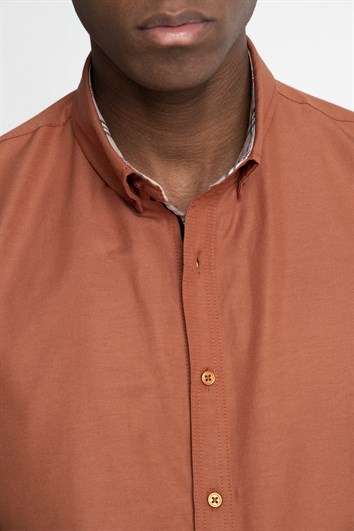 Erkek Slim Fit Dar Kesim Kısa Kollu Pamuklu Oxford Doku Tarçın Renk Düğmeli Yaka Gömlek