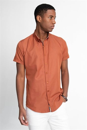 Erkek Slim Fit Dar Kesim Kısa Kollu Pamuklu Oxford Doku Tarçın Renk Düğmeli Yaka Gömlek