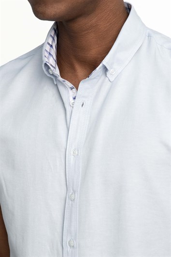 Erkek Slim Fit Dar Kesim Kısa Kollu Pamuklu Oxford Doku Kolay Ütülenebilir Mavi Düğmeli Yaka Gömlek
