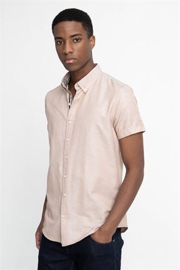 Erkek Slim Fit Dar Kesim Kısa Kollu Pamuklu Oxford Doku Kum Renk Düğmeli Yaka Gömlek
