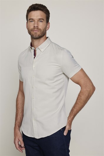 Erkek Slim Fit Dar Kesim Kısa Kollu Pamuklu Oxford Doku Krem Renk Düğmeli Yaka Gömlek