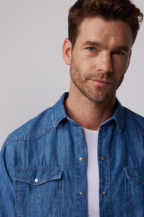 Slim Fit Uzun Kollu Dar Kesim Çift Cep Kapaklı Pamuklu Denim Kot Lacivert Gömlek