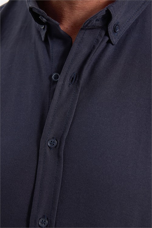 Erkek Slim Fit Dar Kesim Uzun Kollu Pamuklu Oxford Doku Kolay Ütülenebilir Lacivert Düğmeli Yaka Gömlek