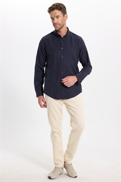 Erkek Slim Fit Dar Kesim Uzun Kollu Pamuklu Oxford Doku Kolay Ütülenebilir Lacivert Düğmeli Yaka Gömlek